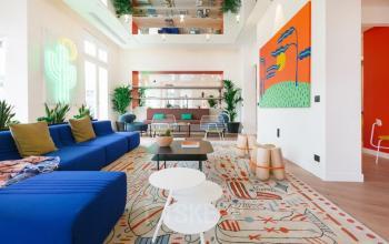 Espace commun doté d'un mobilier moderne au boulevard Pereire