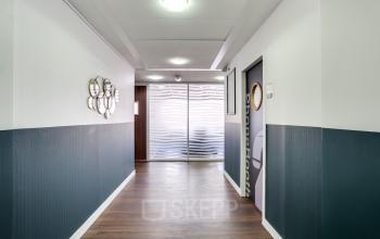 Couloir avec accès aux bureaux privatifs au boulevard Gouvion Saint-Cyr
