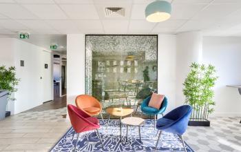 Open space équipé d'un mobilier aux couleurs vives au boulevard Gouvion Saint-Cyr