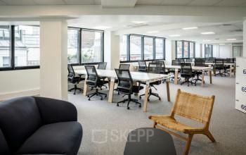 Espace de bureau à louer au Boulevard Gouvion Saint-Cyr 9, Paris 17ème, avec grandes fenêtres, chaises ergonomiques et mobilier moderne.