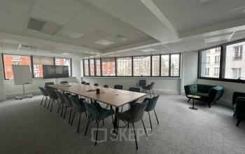 Espace de bureau à louer au Boulevard Gouvion Saint-Cyr 9, Paris 17ème, équipé de tables, chaises et tableau blanc, parfait pour réunions.