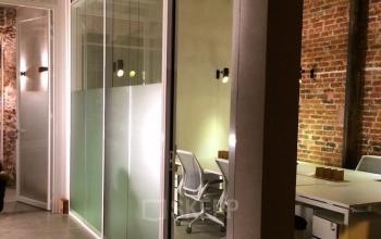 Accès à nos bureaux privatifs pour développer votre activité avec vos collaborateurs dans la rue Truffaut