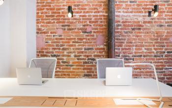 Un espace de bureau lumineux avec des fauteuils confortables à la rue Truffaut