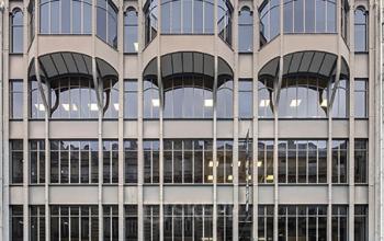 Vue de face immeuble de bureaux dans la Rue Réaumur