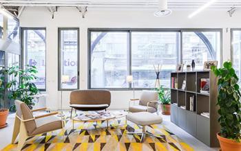 Salle d'attente avec mobilier moderne à la Rue Réaumur