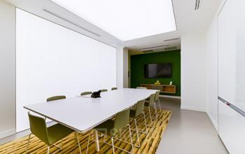 Faites vos présentations dans cette salle de réunion en simplicité