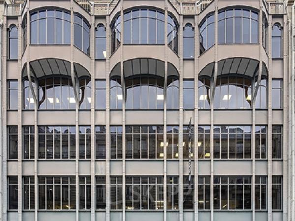 Vue de face immeuble de bureaux dans la Rue Réaumur