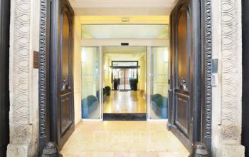 Entrée avec porte en bois au centre d'affaires à la rue de la Paix
