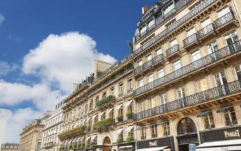 Vue de face immeuble haussmannien à la rue de la Paix