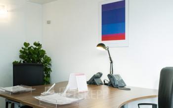 Espace de bureau avec plante d'intérieur afin d'harmoniser votre lieu de travail à la rue du Quatre-Septembre