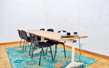 Salle de réunion dotée d'un vidéoprojecteur pour organiser facilement vos présentations dans la rue Saint Denis