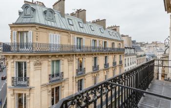 Nos bureaux dans cet immeuble Haussmannien dans la rue du 4 Septembre apportent élégance et style