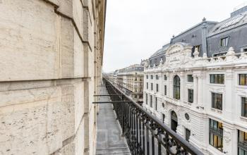 Immeuble haussmannien avec balcon dans la rue du 4 Septembre