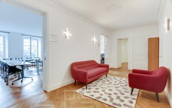 Salle d'attente équipée d'un canapé confortable dans la rue du 4 Septembre