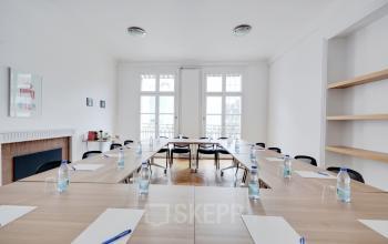 Salle de réunion avec grandes fenêtres pour tirer le meilleur parti de la lumière naturelle dans la rue du 4 Septembre