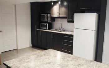 Cuisine moderne avec plans de travail en granit dans un espace de bureau à louer, Rue de la Bourse 12, Paris 2ème.