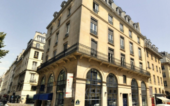 Façade d'un immeuble de bureaux historique à Rue de la Bourse 12, Paris 2ème, offrant un espace de bureau à louer avec une architecture classique et élégante.