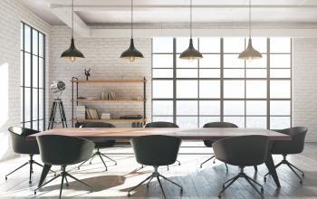 Espace de bureau à louer lumineux et spacieux à Paris 2ème, Rue de la Bourse 12, avec grande table et chaises confortables.