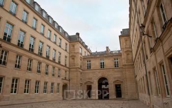 Entrée de votre bureau dans la rue de Grenelle