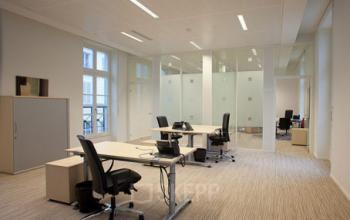 Dans cet espace de bureau dans la rue de Grenelle vous pouvez vous mettre au travail avec vos collaborateurs