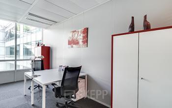 Bureaux partagéx avec fauteuils confortables dans la Rue de l'Université