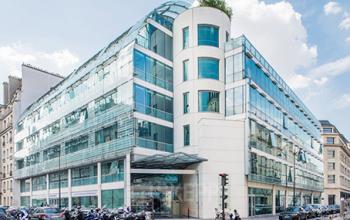 Immeuble de bureaux vitré moderne dans la rue de l'Université
