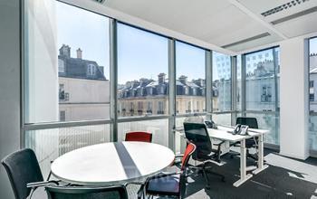 Bureaux partagés bénéficiant de la lumière du jour dans la Rue de l'Université