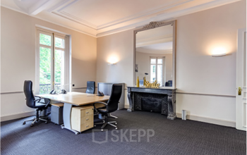 Espace de bureau spacieux avec grand miroir au boulevard Haussmann
