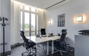 Espace de bureau meublé avec accès au balcon au boulevard Haussmann