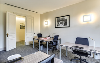 Bureau avec porte verrouillable pour que votre équipe puisse travailler en tranquillité au boulevard Haussmann
