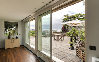 Espace de bureau avec sol stratifié et vue extérieure sur la terrasse au boulevard Haussmann