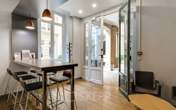 Espace commun pour un moment de pause au boulevard Haussmann