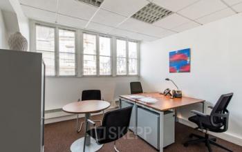Espace de bureau avec petite table ronde pour vos entretiens à la rue d'Amsterdam