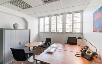 Espace de bureau avec armoire à rideaux pour ranger vos dossiers à la rue d'Amsterdam