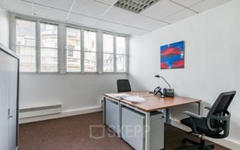Espace de bureau avec deux postes de travail à la rue d'Amsterdam
