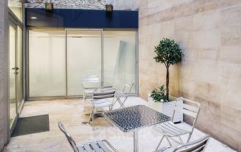 Patio intérieur pour avoir un moment de détente au centre d'affaires à la rue d'Amsterdam
