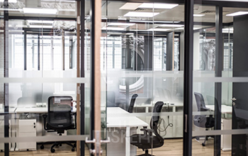 Bureaux aux cloisons vitrées afin de créer un environnement lumineux et spacieux à la rue du Londres