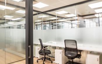 Un espace de bureau lumineux avec des chaises confortables à l'avenue Hoche