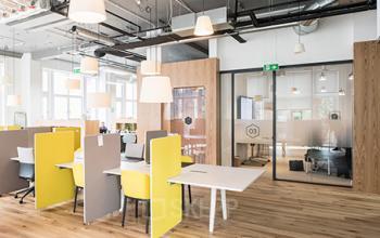 Bureaux en open-space avec mobilier en design industriel à l'avenue Hoche