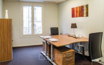 Espace de bureau pour deux personnes doté de fauteuils confortables à la rue du Faubourg-Saint-Honoré