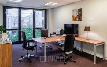 Espace de bureau avec grandes fenêtres à la rue du Faubourg-Saint-Honoré