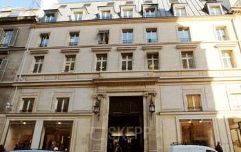 Entrée au centre d'affaires avec quelques places de stationnement devant l'immeuble à la rue du Faubourg-Saint-Honoré