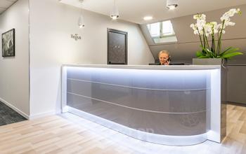Des réceptionnistes sont à votre disposition pour accueillir vos invités ou clients