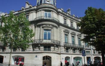 Bel immeuble de bureaux du 19ème siècle au Rond-Point des Champs-Elysées