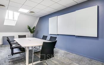 Un espace idéal pour votre prochain projet dans cette salle de réunion au Rond-Point des Champs-Elysées