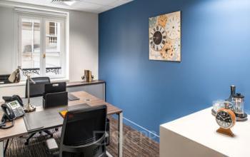 Cet espace de bureau vous apporte de la joie au travail à la rue du Faubourg-Saint-Honoré