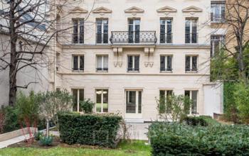Jardin en pied de l'immeuble de bureaux à la rue du Faubourg-Saint-Honoré