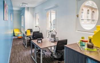 Bureaux doubles avec fauteuils confortables à la rue du Faubourg-Saint-Honoré