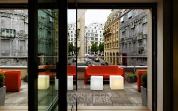 Accès à la terrasse pour boire un café lors d'une pause meritée dans la rue Quentin-Bauchart
