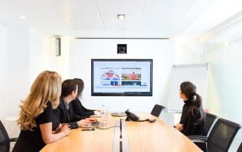 Notre salle de réunion entièrement équipée vous permettra d'organiser tous vos événéments professionnels en toute simplicité